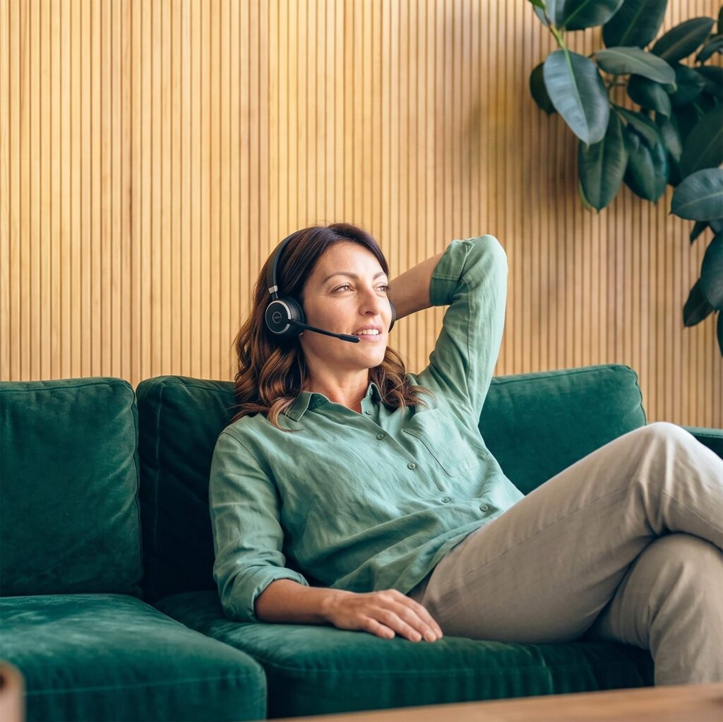 Kvindelig AI-receptionist arbejder døgnet rundt.